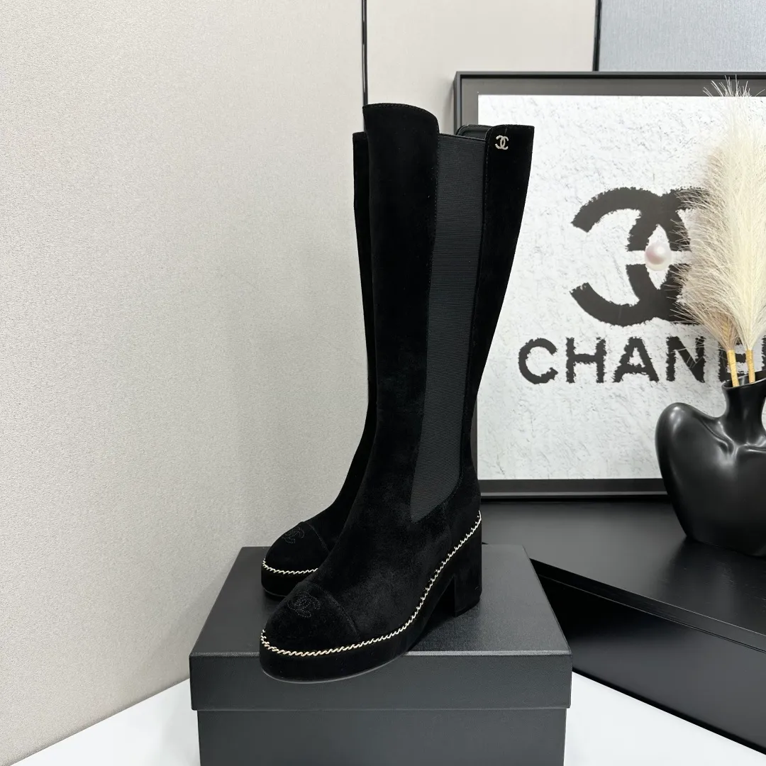 👟👟Ex-factory price 960👟👟 CHANEL Xiaoxiang 2024 autumn and winter sheepskin boots high boots knight boots The version is also the basic version of the Martin boots, neat and handsome. The upper is made of cowhide, super soft against the skin, wide and full, handsome and comfortable. The lining is soft water-dyed cowhide. The sole is original rubber outsole. Exclusive top quality 35-39. 40 customized